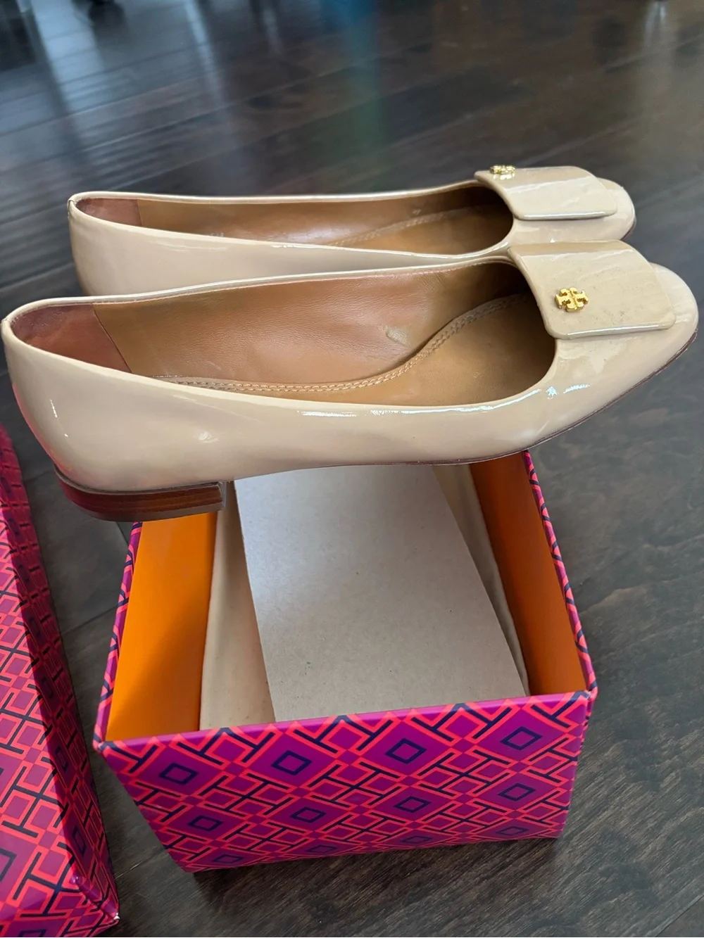Tory Burch Beige Patent Leather Square-Toe Ballet Flats with Logo - Picture 4 of 9
